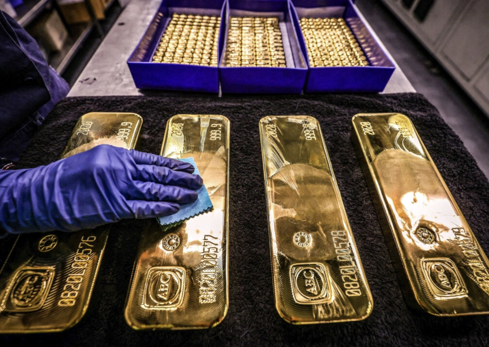 Gold Hits Record Above $4,600 as Geopolitical Risks and Fed Independence Fears Mount