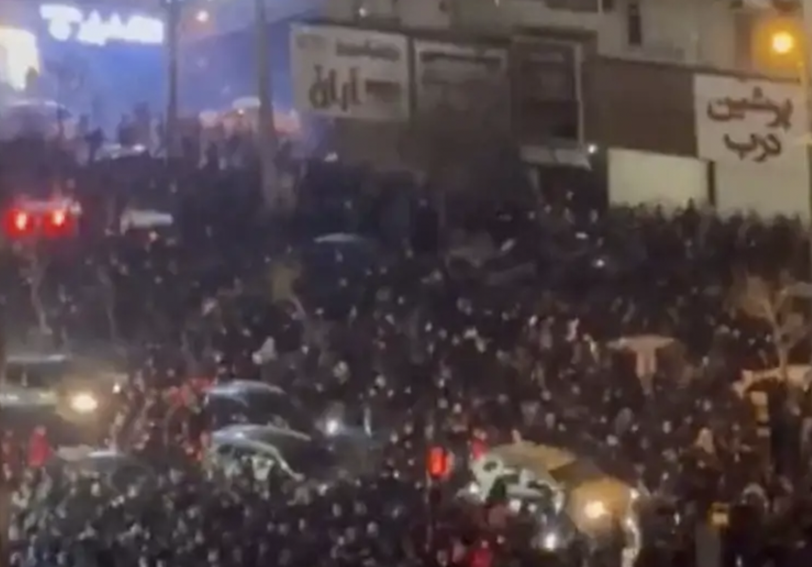 Iran: Protests continue amid internet shutdown