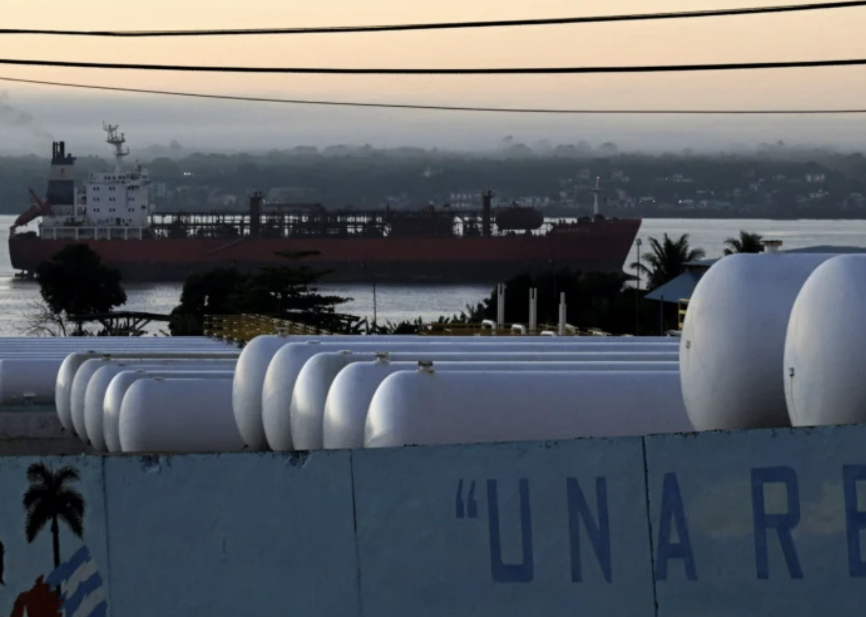 Trump Orders New Tariffs on Any Nations Selling Oil to Cuba Trump Orders New Tariffs on Any Nations Selling Oil to Cuba